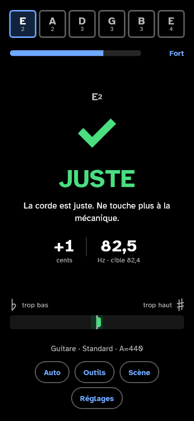 L’écran d’accordage affiche une coche, le mot JUSTE, la phrase « La corde est juste. Ne touche plus à la mécanique. », et les chiffres : + 1 cent, 82,5 Hz pour une cible de 82,4.